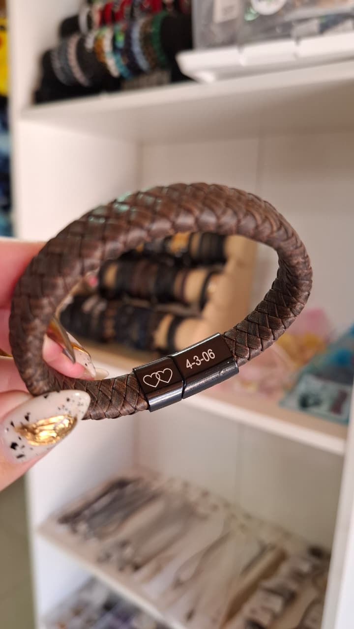 Pulsera café personalizada con fecha grabada